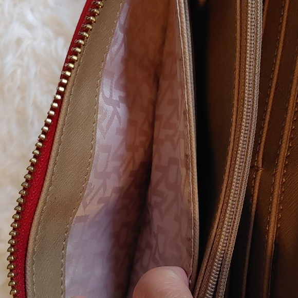 💚LARGE DKNY LEATHER WALLET - Picture 10 of 14